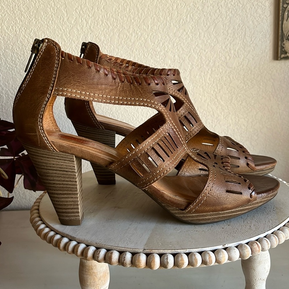 Pikolinos leather t-strap heel EUC Size 40